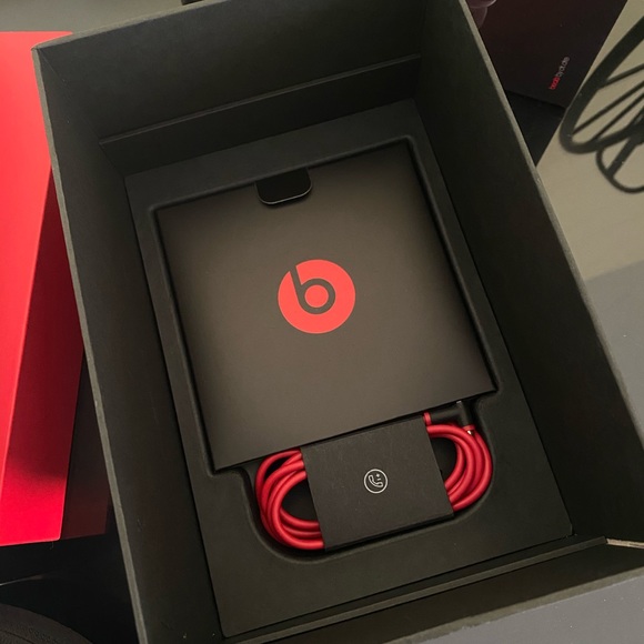 NEW Beats Solo2 Wired On-Ear Headphones-Black - Picture 2 of 7